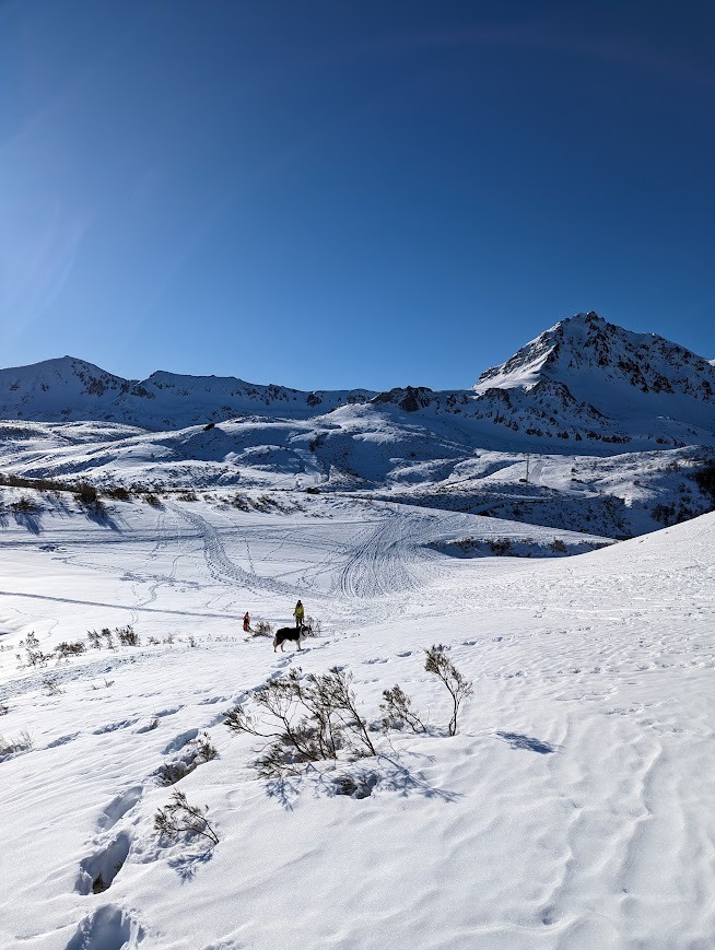 Paisaje nevado para hacer rutas con raquetas en La Raya, Puerto de San Isidro